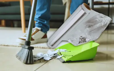 Truco del papel aluminio en la escoba para pisos impecables