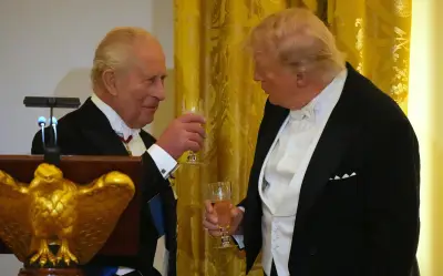 Trump rompe protocolo; revela detalles de charla privada con rey Carlos III