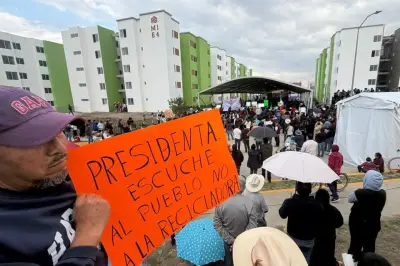 Vecinos de Puebla protestan contra recicladora en mitin de CSP por contaminación