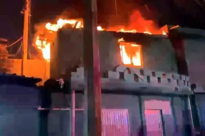 Vecinos heroicos rescatan a dos mujeres de incendio en vivienda de Monterrey
