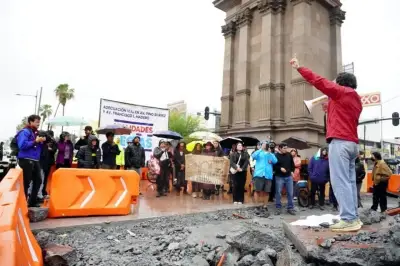 Vecinos protestan contra obras viales en el Arco de la Independencia en CDMX