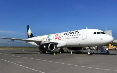 Volaris sube precios y reduce vuelos por alza en combustible