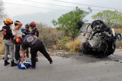 Volcadura en Autopista a Saltillo Deja Dos Personas Lesionadas