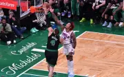 76ers vencen a Celtics y evitan eliminación con Embiid dominante