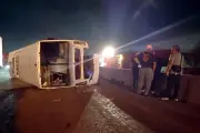 Accidente de autobús en carretera deja 18 lesionados tras conductor dormitar