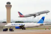 Acciones de American Airlines se desploman tras cancelar fusión con United