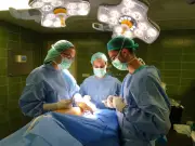 Agotamiento extremo: Una cirujana enfrenta alucinaciones en quirófano tras 12 horas de operación