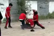 Alumnos graban brutal golpiza en secundaria de Pesquería; autoridades investigan