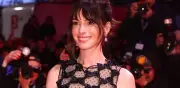 Anne Hathaway sorprende con su voz en adelanto musical de 'Mother Mary'