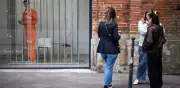 Artista francés se encierra en jaula un mes contra las redes sociales