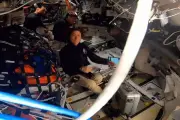 Astronautas de Artemis II establecen récord histórico en órbita lunar