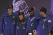 Astronautas de Artemis II regresan a sede de la NASA en Houston tras entrenamiento
