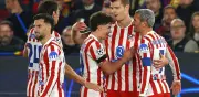 Atlético de Madrid gana 2-0 al Barcelona en la Champions con polémica arbitral