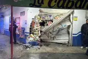 Automovilista derrapa y daña fachada de tienda en incidente vial
