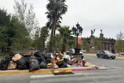 Basurero ilegal invade la Explanada de los Héroes en Monterrey