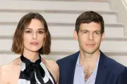 Captan al esposo de Keira Knightley sin su anillo de bodas en Londres