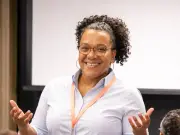 Carol Bolaños: Enseñar inglés como vehículo, no como destino, transforma el aprendizaje