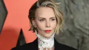 Charlize Theron escala muro en Times Square para promocionar 'Apex'