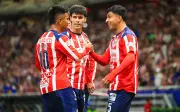 Chivas arrasa a Puebla 5-0 y consolida su liderato en la Liga MX