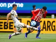 Chivas empata 2-2 con Pumas en polémico final y se consolida como líder del Clausura