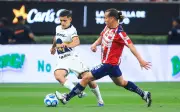Chivas logra empate dramático ante Pumas con doblete de Armando González en el Akron
