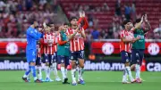Chivas pierde liderato tras empate sin goles ante Xolos