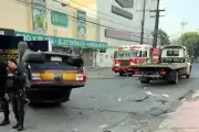 Choca y vuelca camioneta de valores en el centro de Monterrey