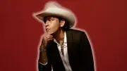 Christian Nodal es captado con dos mujeres en su concierto, sin Ángela Aguilar