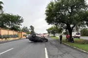 Conductor acelera en exceso y termina volcado en accidente vial en Monterrey