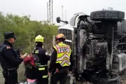Conductor pierde el control y su vehículo termina volcado junto a la carretera