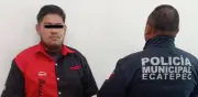 Detienen a hombre en Ecatepec por portar insignias policíacas y arma taser ilegalmente