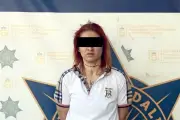 Detienen a mujer con arma de imitación y droga en posesión ilegal