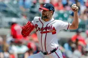 Domina Sale a Phillies y llega a 150 triunfos en MLB