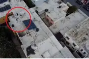 Dron policial persigue a ladrón en espectacular huida por azoteas de Monterrey