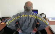 El hábito diario que daña tu espalda y cómo revertirlo sin salir de la oficina