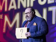 El Manipulador de Mentes: La Comedia del Fracaso en el Teatro Helénico