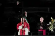 El Papa Francisco carga la cruz en el Vía Crucis por primera vez en décadas