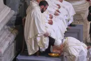 El Papa Francisco revive el lavado de pies en el Jueves Santo, tradición de humildad