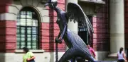 El universo de Leonora Carrington se transforma en un laberinto sensorial sin proyecciones digitales