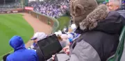 El 'Wrigley Office': El fan que cambió la oficina por las gradas del estadio de los Cubs
