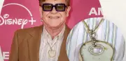 Elton John convierte sus rótulas en joyas de oro en nuevo documental