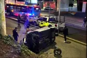 Fallece conductor tras volcar en Periférico de la Ciudad de México
