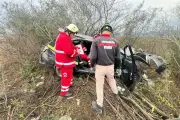 Familia queda atrapada tras volcar su vehículo en carretera de Nuevo León