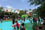 Familias mexicanas llenan parques durante Semana Santa en busca de recreación