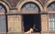 Funcionaria de Hacienda renuncia tras polémica por tomar el sol en ventana de Palacio Nacional