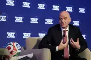 Gianni Infantino se reúne con presidente de Irán durante la Copa del Mundo