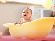 Guía completa para bañar a tu bebé: consejos prácticos para padres primerizos