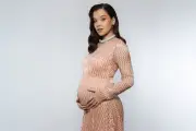 Hailee Steinfeld Anuncia el Nacimiento de su Primer Hijo con Emoción