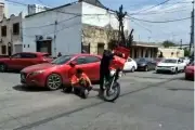 Impacto de motocicleta contra automóvil en el centro de Monterrey causa conmoción