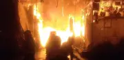 Incendio arrasa puestos semifijos en la zona de La Merced de la CDMX